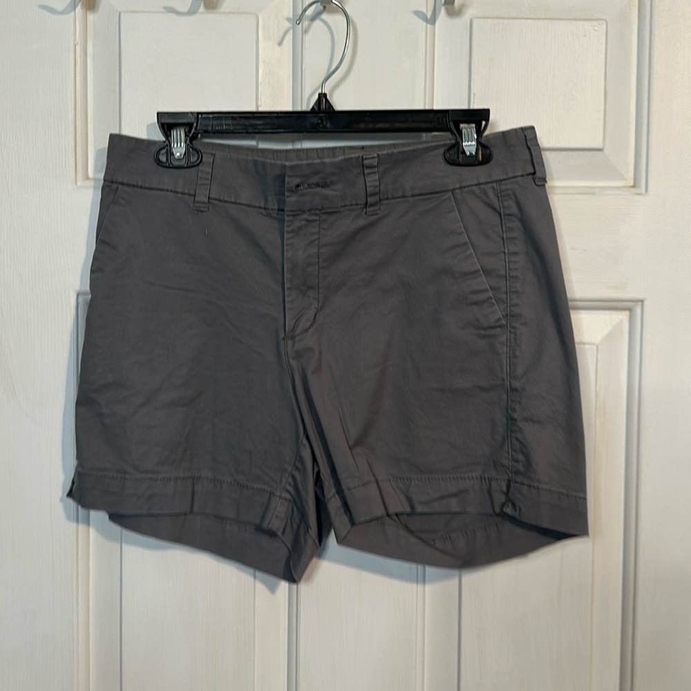 Old Navy Size 6 grey short